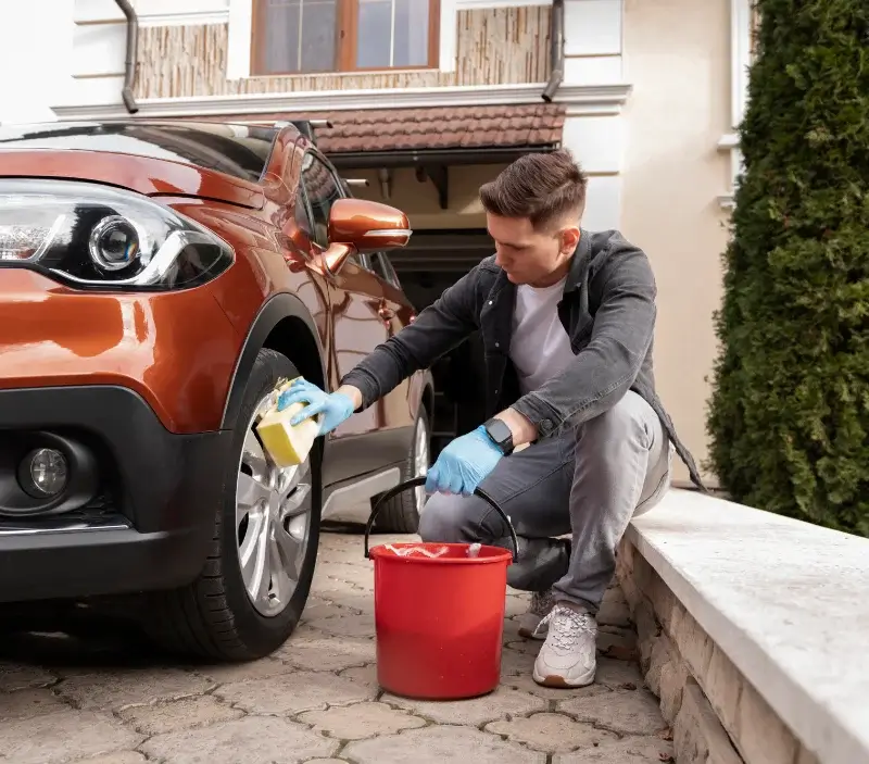 Lavage auto à domicile Payrin-Augmontel : professionnel intervenant sur un véhicule